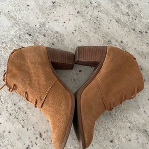 Toms 7.5 women boot heel